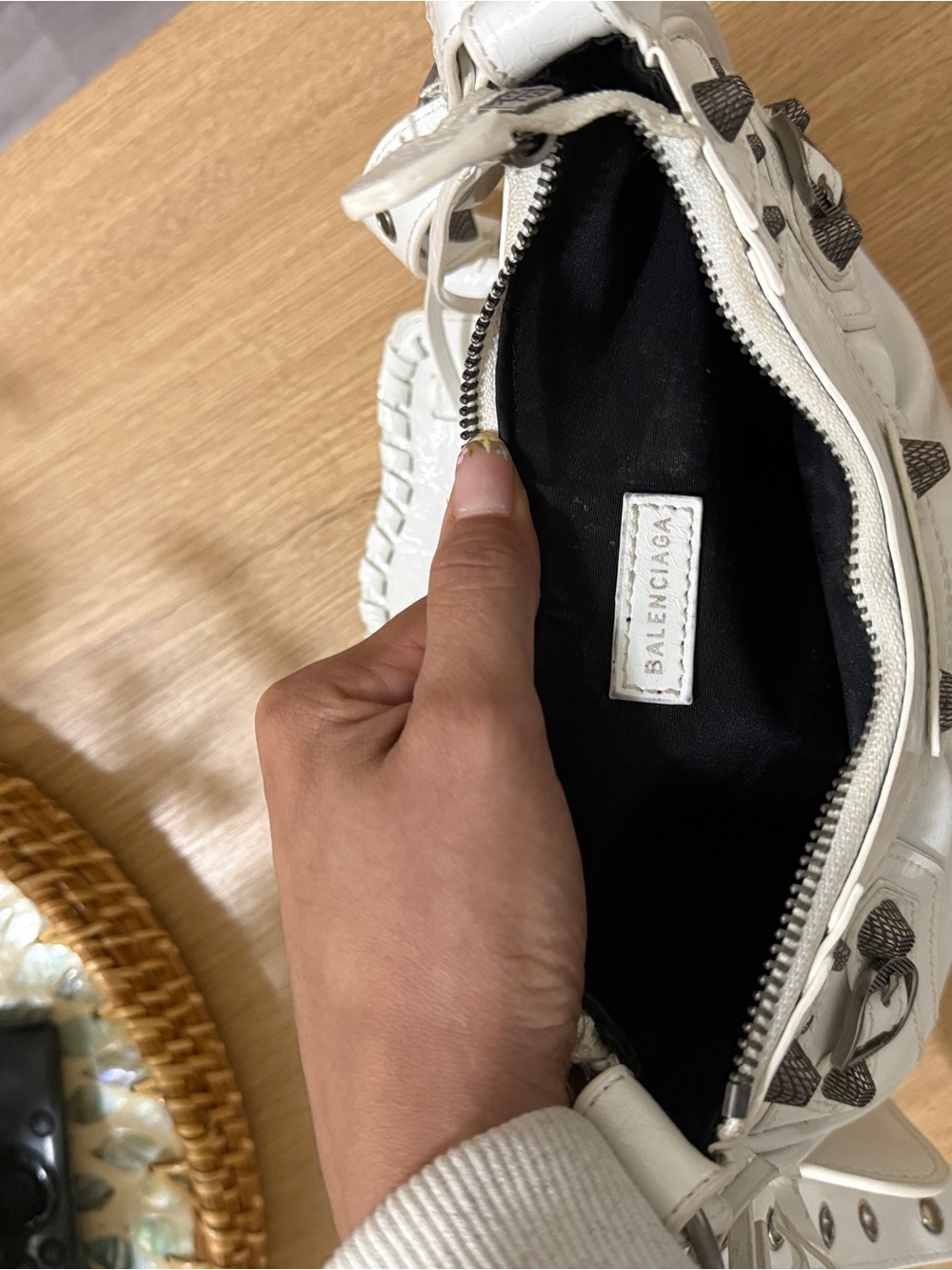 Balenciaga White Leather Studded Shoulder Bag - Picture 3 of 7